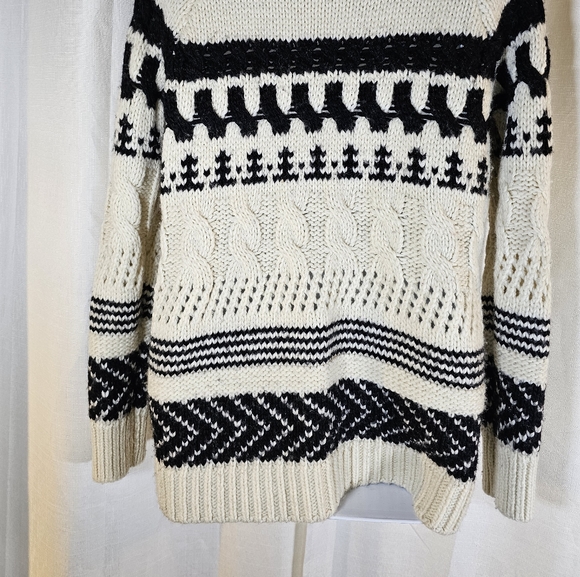 2/$20 American Eagle M Thick Sweater - Picture 8 of 10